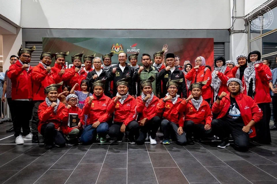 Perdana Menteri Malaysia, Datuk Seri Anwar Ibrahim (berdiri tengah, dua dari kiri), menghargai keberanian wira dan wirawati Global .Sumud Flotilla (GSF) Malaysia.