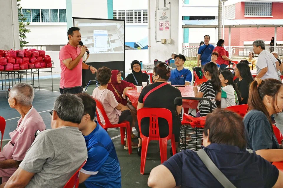 Menteri Negara Kanan (Pertahanan merangkap Tenaga Manusia), Encik Zaqy Mohamad, berucap dalam acara ‘Marsiling Cares’ yang  menghimpunkan 2,000 penduduk flat sewa setiap bulan bagi pengagihan barang dapur percuma.