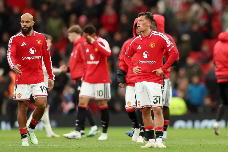 Pemain Manchester United, termasuk Shea Lacey (kanan) dan Bryan Mbeumo menunjukkan reaksi kecewa di atas padang selepas tamat aksi Liga Perdana England (EPL) menentang Bournemouth dengan keputusan 3-0 di Old Trafford pada 25 Oktober.