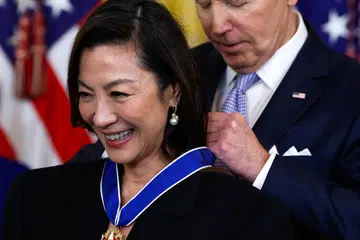 Presiden Amerika Syarikat, Encik Joe Biden, menyarungkan kalung Pingat Kebebasan Presiden kepada pelakon, Michelle Yeoh, dalam satu upacara di Rumah Putih di Washington pada 3 Mei.