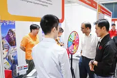 Menteri Negara Kanan (Pejabat Perdana Menteri), Encik Desmond Tan yang juga Timbalan Setiausaha Agung NTUC (kanan) dan Menteri Negara Kanan (Pendidikan), Dr Janil Puthucheary (dua dari kanan) bertemu dengan majikan dan pencari kerja muda di Pameran Kerjaya Siswazah Universiti 2025 di Institut Pekerjaan dan Daya Kerja Devan Nair, Jurong East, pada 15 Ogos.