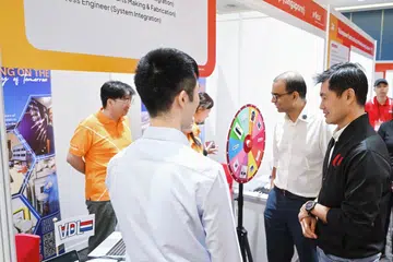 Menteri Negara Kanan (Pejabat Perdana Menteri), Encik Desmond Tan yang juga Timbalan Setiausaha Agung NTUC (kanan) dan Menteri Negara Kanan (Pendidikan), Dr Janil Puthucheary (dua dari kanan) bertemu dengan majikan dan pencari kerja muda di Pameran Kerjaya Siswazah Universiti 2025 di Institut Pekerjaan dan Daya Kerja Devan Nair, Jurong East, pada 15 Ogos.