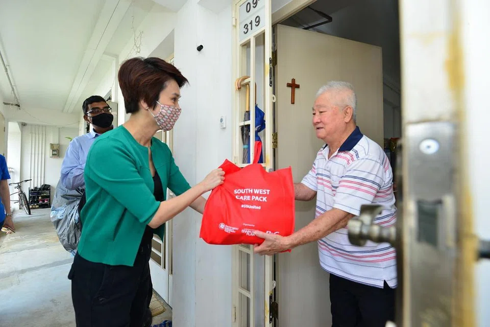 Pek Jagaan Penting South West diberikan kepada 1,000 penerima bantuan warga emas dari Agensi Khidmat Sosial (SSA) dan juga 2,000 kakitangan barisan depan dalam sektor kesihatan, pendidikan dan pengangkutan. 