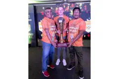 DIIKTIRAF: (Dari kiri) Jurulatih Chennai City Akbar Nawas bersama pemain penyerang Jozef Kaplan dan penolong jurulatih K. Balagumaran menyambut dengan trofi Liga India.