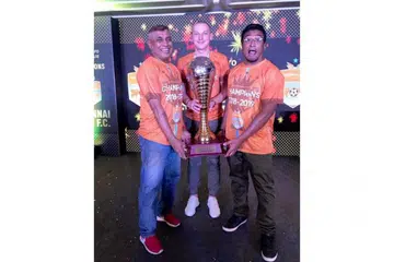 DIIKTIRAF: (Dari kiri) Jurulatih Chennai City Akbar Nawas bersama pemain penyerang Jozef Kaplan dan penolong jurulatih K. Balagumaran menyambut dengan trofi Liga India.