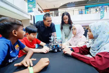 Encik Sharael Taha (tiga dari kiri) bersama kumpulan ‘The Hackers’, yang merupakan pemenang tempat kedua, dalam pertandingan Robot Wars 2026 di Pasir Ris Mall. Pasukan itu terdiri daripada (dari kiri) Rieyaansh Mahatheval, Kaeden Teo, Nur Aaliyah Hendra Rosa, Nur Aalyna Hendra Rosa, dan Mariam Lamchannak.