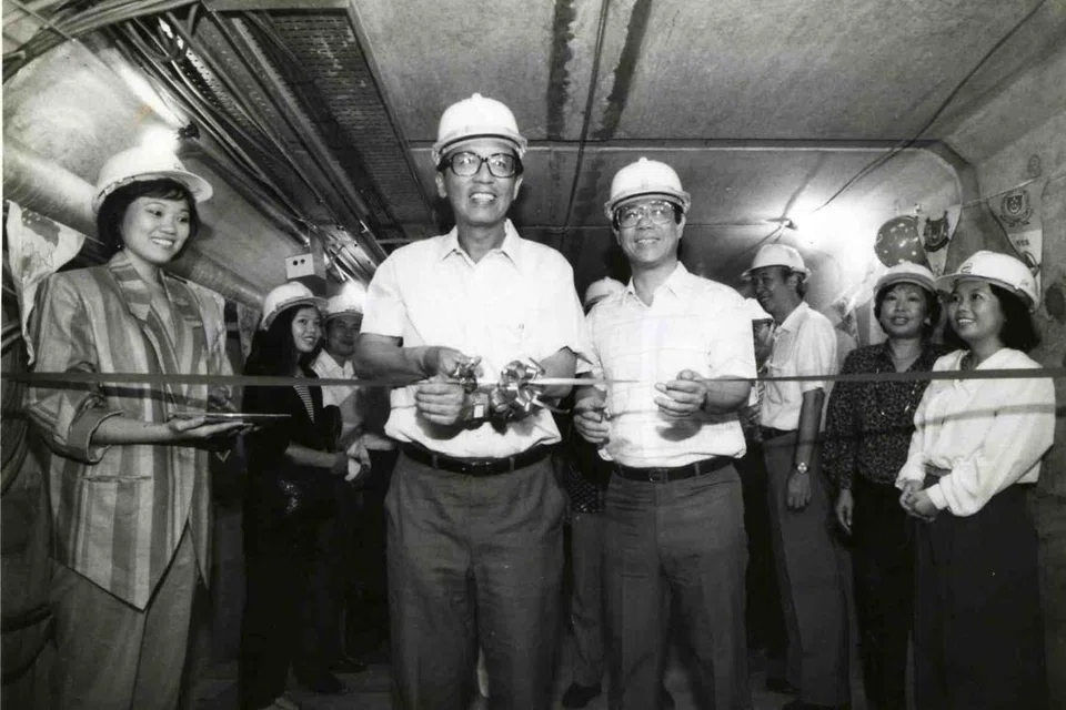 Pengerusi agensi air negara PUB, Encik Lee Ek Tieng (tiga dari kiri) dalam gambar yang diambil pada 1986.