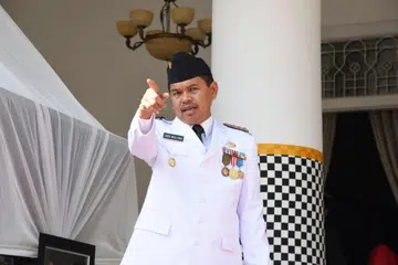  Gabenor Jawa Barat, Encik Dedi Mulyadi mengusulkan  golongan lelaki daripada keluarga berpendapatan rendah agar menjalani prosedur vasektomi sebagai sebahagian daripada inisiatif kawalan kelahiran bagi mengurangkan kemiskinan di wilayah itu. 