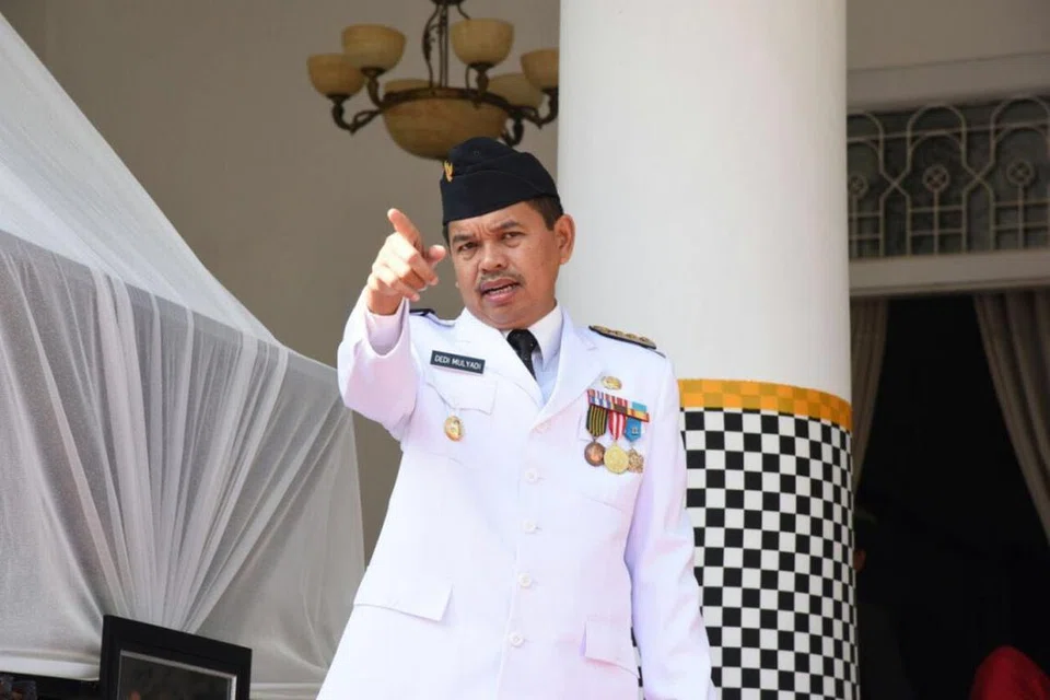  Gabenor Jawa Barat, Encik Dedi Mulyadi mengusulkan  golongan lelaki daripada keluarga berpendapatan rendah agar menjalani prosedur vasektomi sebagai sebahagian daripada inisiatif kawalan kelahiran bagi mengurangkan kemiskinan di wilayah itu. 