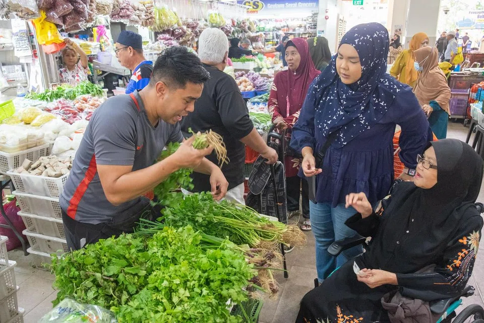 Walaupun pemilik generasi kedua kedai ‘Anwar Mini Market’ di Pasar Geylang Serai, Encik Muhammad Taufiq Anwardeen (kiri), menjual sekitar 150 kilogram sayur-sayuran dalam 10 hari terakhir Ramadan, tidak terdapat sebarang pembaziran kerana kesemua stoknya habis dijual.