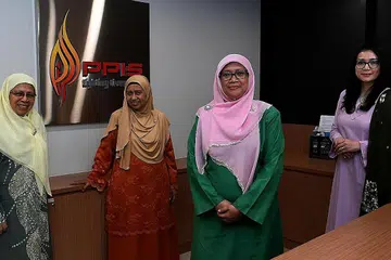 MAJUKAN WANITA: Cik Rahayu Mohamad (dua dari kanan) bersama beberapa pemimpin PPIS lain termasuk (dari kanan) Cik Hazlina Abdul Halim, Cik Sapiah Molla, dan Cikgu Fatimah Azimullah. PPIS bertekad mahu terus berusaha memajukan kehidupan wanita Muslim setempat. - Foto BH oleh KHALID BABA