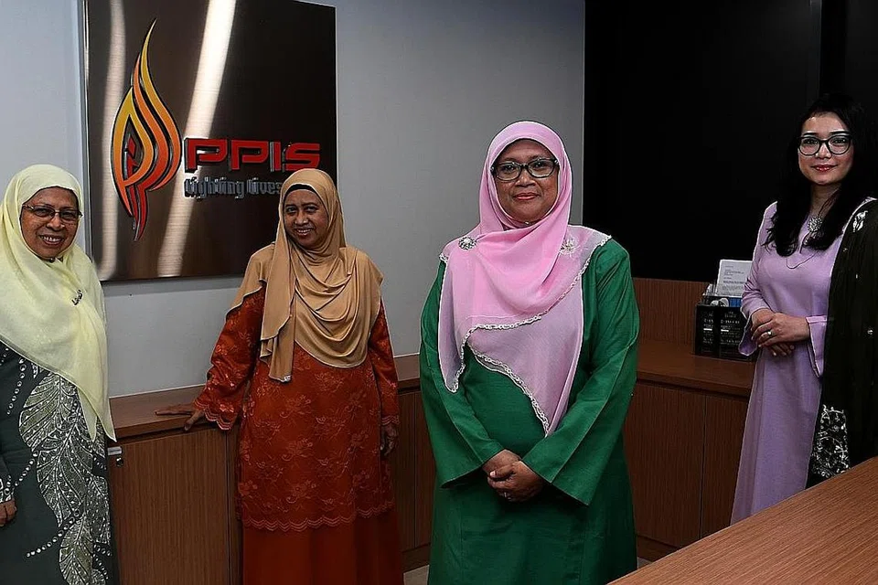 MAJUKAN WANITA: Cik Rahayu Mohamad (dua dari kanan) bersama beberapa pemimpin PPIS lain termasuk (dari kanan) Cik Hazlina Abdul Halim, Cik Sapiah Molla, dan Cikgu Fatimah Azimullah. PPIS bertekad mahu terus berusaha memajukan kehidupan wanita Muslim setempat. - Foto BH oleh KHALID BABA
