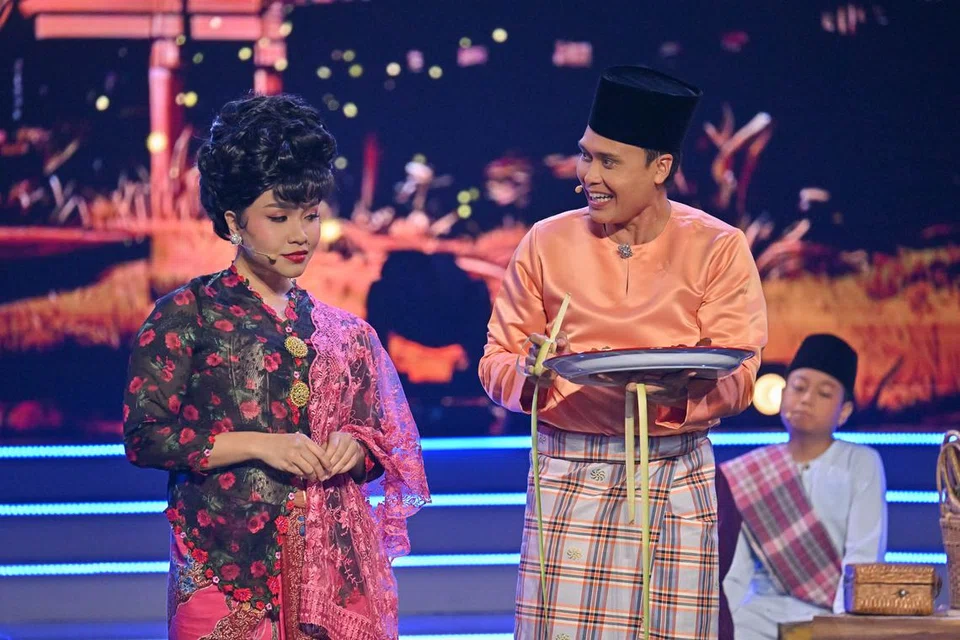 Dalam sketsa komedi ‘Sinar Lebaran 2025’, pelakon Singapura, Fir Rahman memegang watak utama sebagai Nordin, seorang pakar menganyam ketupat pada era 1960-an. Bersama Fir ialah pelawak dan pencipta kandungan, Farah Lola, sebagai isterinya, Saleha.