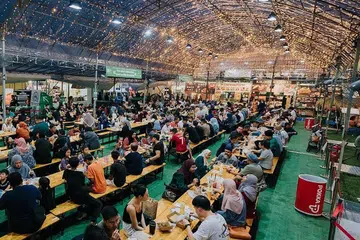 BUKA PUASA BERAMAI-RAMAI: Acara iftar beramai-ramai anjuran Enniche Global Trading di Bazar Raya Geylang Serai pada 18 April dihadiri lebih 300 orang umum dan benefisiari Persatuan Muhammadiyah. - Foto ENNICHE GLOBAL TRADING