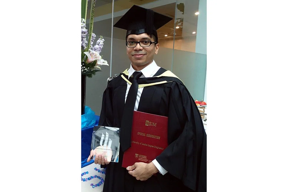 MENGAMBIL MASA MELUASKAN MINDA: Encik Rizwan Ahmad Shamin Ahmad memperuntukkan masa selama dua tahun untuk mengenali diri dan minatnya sebelum memilih jurusan di universiti. Beliau turut dianugerahkan ijazah Sarjana Muda Sains tahun ini. - Foto SIM
