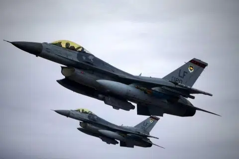 Giroskop kadar putaran atau pitch rate gyroscope pesawat yang rosak, telah memberikan maklumat salah kepada komputer kawalan penerbangan digital hingga mengakibatkan jet pejuang F-16 milik Angkatan Udara Republik Singapura (RSAF) terhempas di Pangkalan Udara Tengah pada 8 Mei lalu.