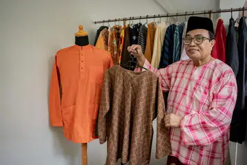 Encik Anuar Saran, pereka kostum, juru tatarias dan konsultan busana, ingin golongan muda mengenali dan menghargai pakaian tradisional Melayu.