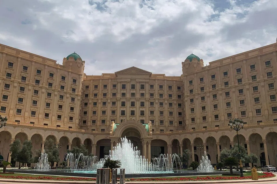 Gambar yang diambil pada 23 Mac 2025 ini menunjukkan pemandangan Hotel Ritz-Carlton di Riyadh, lokasi rundingan yang berlangsung dengan pengantaraan Amerika Syarikat bagi mencapai gencatan senjata dalam perang antara Russia dan Ukraine. Pegawai Amerika dan Ukraine bertemu di Arab Saudi pada 23 Mac untuk membincangkan gencatan senjata separa, dengan Washington berharap akan tercapai “kemajuan sebenar”, manakala Kremlin pula memberi amaran tentang “rundingan yang sukar” dan perjalanan panjang ke arah perdamaian.