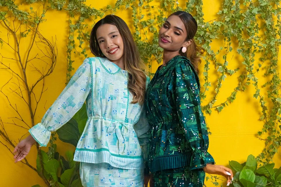 Bagi koleksi ‘Bunga dan Bintang’, syarikat itu bekerjasama dengan pelukis Malaysia, Kirin Sharom. Dalam gambar, ‘Tallulah Set’ dalam warna ‘Kasih Green’ (kiri) dan ‘Kasih Black’ (daripada $74). Kededua rekaan itu boleh didapati di Metro Causeway Point.