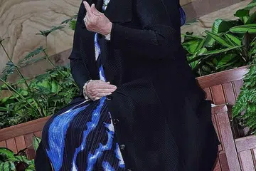 SAHUT CABARAN KELUAR DARI ZON SELESA: Sepanjang enam dekad terlibat dalam bidang seni, penerima Pingat Budaya 2021, Rahimah Rahim hargai peluang bekerja dengan ramai, baik dalam industri muzik Melayu, Cina atau Inggeris, kerana kerencaman itulah yang membuatnya sentiasa terdorong memperkasa kemahiran seni, katanya. - Foto BH oleh KHALID BABA