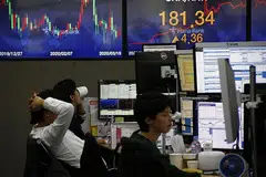 MEROSOT BANYAK: Selain bursa saham Seoul yang indeksnya catat kemerosotan besar, kebanyakan bursa saham di merata dunia juga alami perkara sama. - Foto EPA-EFE
