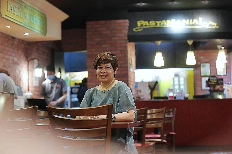 KEPIMPINAN WANITA: Cik Roslina menjaga keseluruhan operasi runcit bagi jenama-jenama F&B dimiliki 100 peratus syarikat Commonwealth Capital di Singapura. - Foto BM oleh GIN TAY