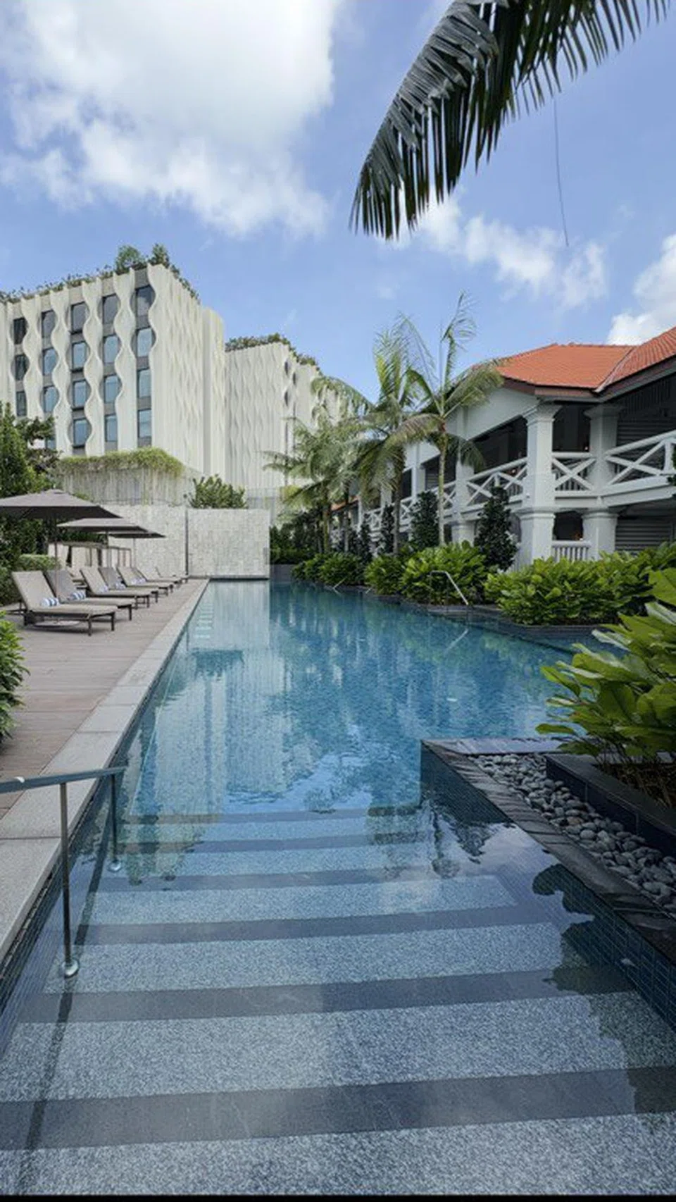 Salah satu daripada dua kolam renang di hotel itu. 