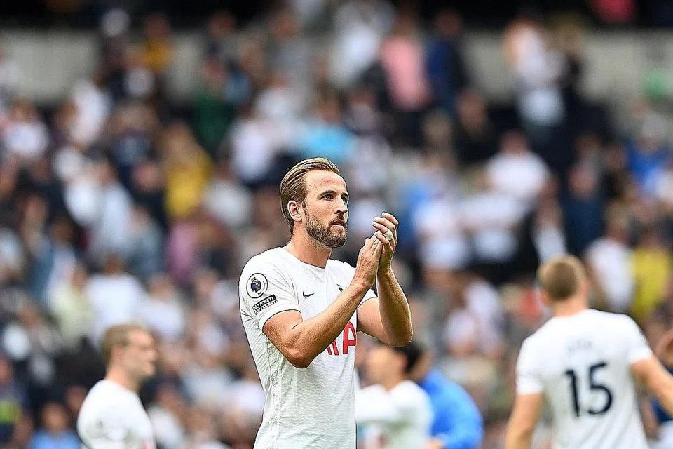 PERLU TUNJUK BUKTI VAKSINASI: (Gambar atas) Beberapa kelab, seperti Chelsea, Brighton dan Spurs telah melaksanakan pemeriksaan ke atas status Covid-19 seseorang lebih awal. - Foto EPA-EFE