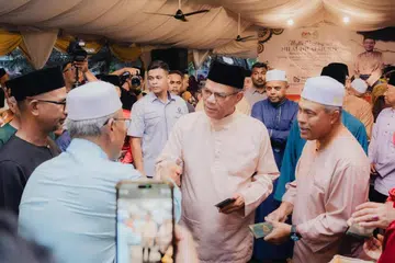 Menteri Dalam Negeri, Datuk Seri Saifuddin Nasution Ismail (dua dari kanan), beramah mesra dengan orang ramai yang menghadiri Majlis Penerapan Nilai-Nilai Murni Bersama Jabatan Penjara Malaysia di Masjid Sultan Muzaffar Shah, Sungai Petani, Kedah, pada 9 Mac malam.