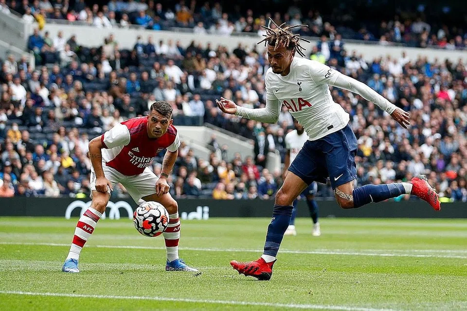 SPURS MENANG, ATASI ARSENAL 1-0: Pemain Tottenham Hotspurs, Dele Alli (kanan) melepaskan percubaan ke arah gawang Arsenal dalam perlawanan yang menyaksikan mereka menang 1-0 ke atas musuh tradisi mereka itu. - Foto REUTERS 
