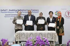 KERJASAMA ANTARABANGSA: Pelancaran Projek EnPaCT itu dihadiri (dari kiri) Profesor Madya Peter Pang, Gabenor SIF; Profesor Dr Aru Wisaksono Sudoyo, Pengerusi, Yayasan Barah Indonesia; Dr R Nina Susana Dewi, Pengarah Residen, Hospital Umum Dr Hasan Sadikin; Dr Diah Poerwanti, Ketua, Yayasan Barah Indonesia Jawa Barat dan Jawatankuasa Penganjur; dan Ibu Atalia Praratya Ridwan Kamil, Pengerusi, Pasukan Pembangunan Kebajikan Keluarga - Foto SIF