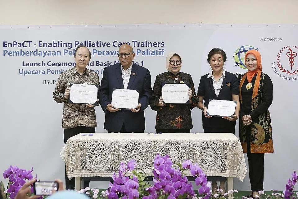 KERJASAMA ANTARABANGSA: Pelancaran Projek EnPaCT itu dihadiri (dari kiri) Profesor Madya Peter Pang, Gabenor SIF; Profesor Dr Aru Wisaksono Sudoyo, Pengerusi, Yayasan Barah Indonesia; Dr R Nina Susana Dewi, Pengarah Residen, Hospital Umum Dr Hasan Sadikin; Dr Diah Poerwanti, Ketua, Yayasan Barah Indonesia Jawa Barat dan Jawatankuasa Penganjur; dan Ibu Atalia Praratya Ridwan Kamil, Pengerusi, Pasukan Pembangunan Kebajikan Keluarga - Foto SIF