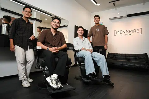 Kakitangan salun Menspire Singapore, yang terdiri daripada (dari kiri) Encik Muhammad Hazim Hanif, Encik Muhammad Sufiyan Shafari, Encik Muhammed Danesh Sweegers dan Encik Zuladib Zulkhairi, baru-baru ini berpeluang menggunting rambut pemain kelab bola sepak, Arsenal, ketika para pemain itu berada di Singapura pada 26 Julai.