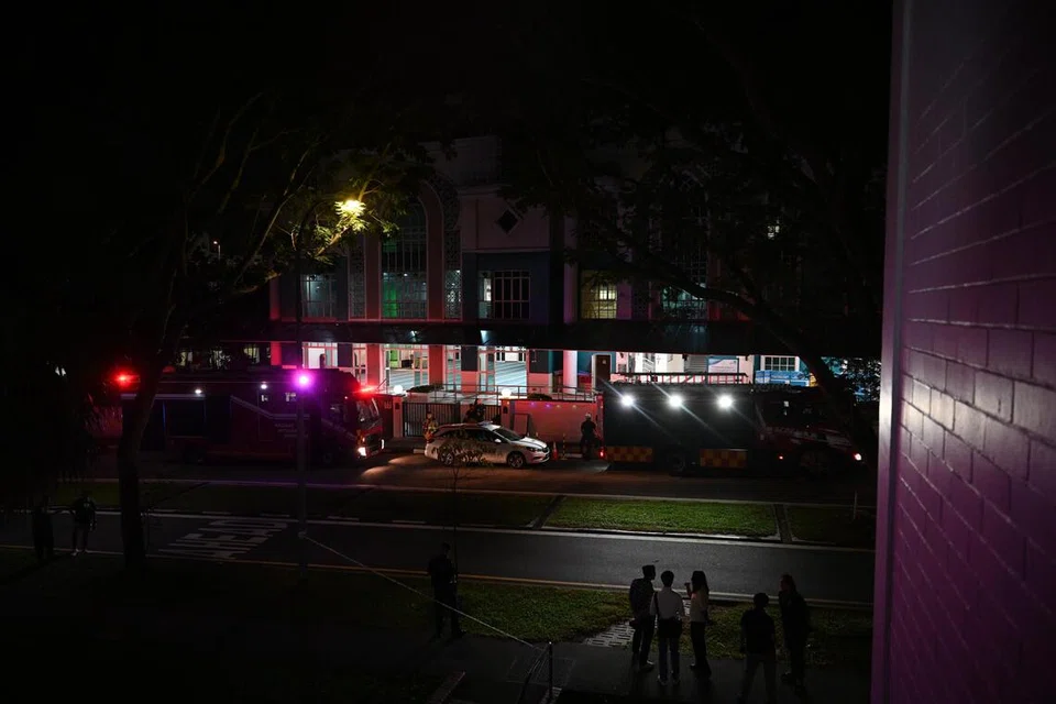 Anggota polis dan Pasukan Pertahanan Awam Singapura (SCDF) berada di Masjid Al-Istiqamah untuk menilai dan menguruskan keadaan. 