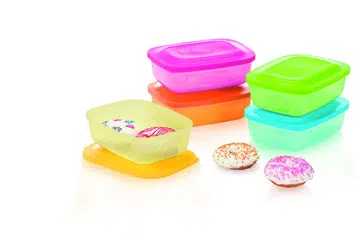Tupperware menjual bekas kedap udara pelbagai jenis dan warna.