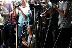 Seorang wartawan asing mengajukan soalan semasa sidang media di Surabaya, Indonesia.