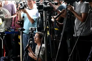 Seorang wartawan asing mengajukan soalan semasa sidang media di Surabaya, Indonesia.