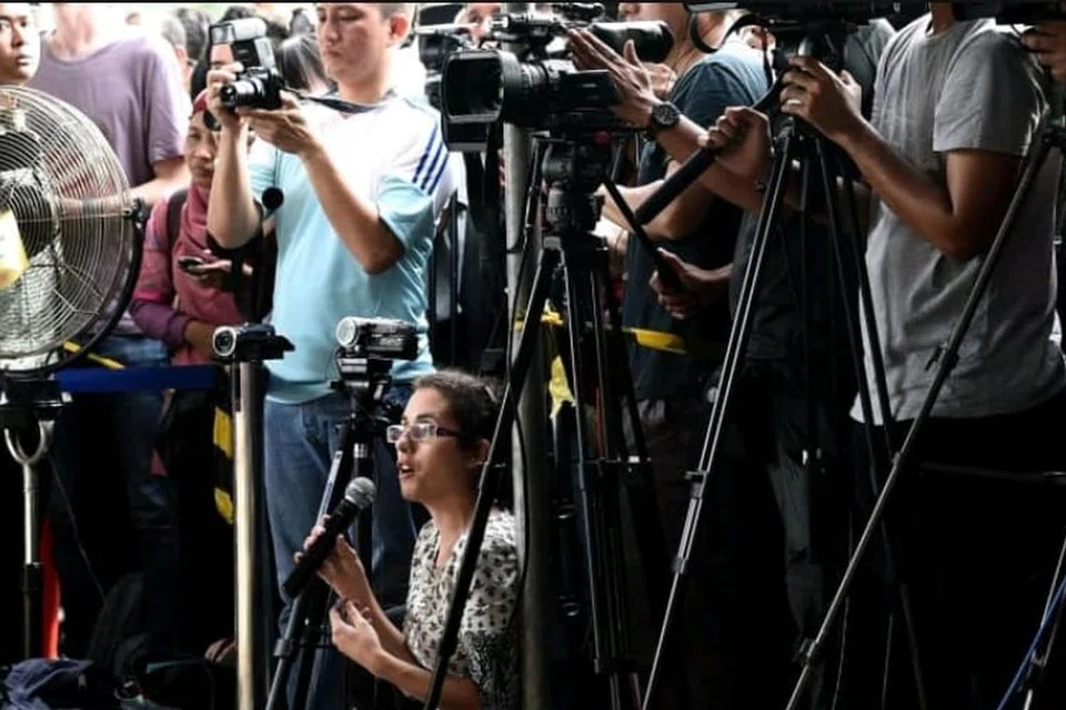 Seorang wartawan asing mengajukan soalan semasa sidang media di Surabaya, Indonesia.
