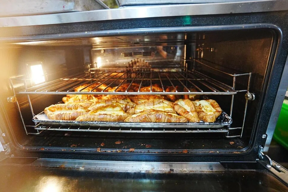 Kroisan daripada Croissant Tarik disumbat dengan keju sebelum dipanggang dalam ketuhar untuk mencairkan keju dan menghasilkan pastri kroisan yang rangup.