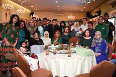 BERAYA DI RESTORAN: Encik Adib Mattar (berdiri tengah, berbaju hitam) bersama sanak saudaranya menyambut Hari Raya di sebuah restoran tahun lalu. - Foto ihsan ADIB MATTAR