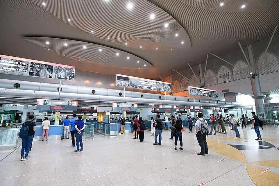 UJI PROTOKOL BARU: Singapura dan Malaysia menjalankan ujian di Koswe Johor-Singapura kelmarin untuk menguji protokol baru bagi membuka semula sempadan darat antara dua negara itu. - Foto MTI