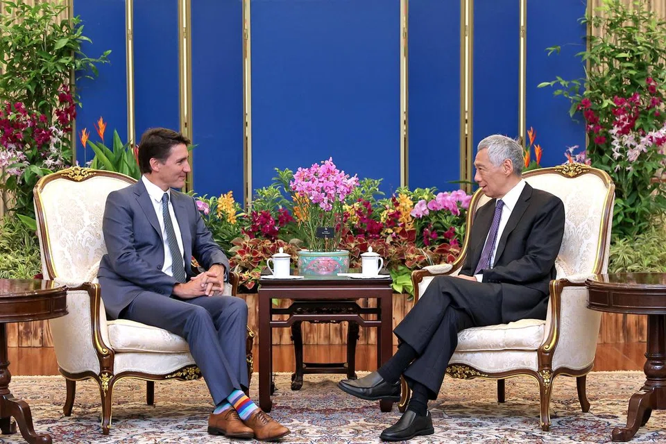 DALAMI HUBUNGAN DUA HALA: Perdana Menteri Encik Lee Hsien Loong (kanan) menyambut lawatan Perdana Menteri Canada, Encik Justin Trudeau, di Istana pada 8 September. Antara isu dibincangkan mereka adalah usaha mengeratkan hubungan dua hala.