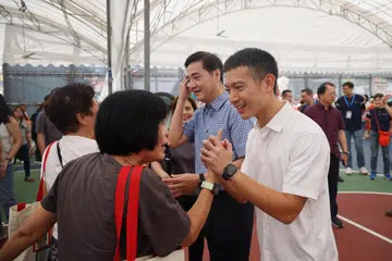 Mantan pengarah Kementerian Kewangan (MOF), Encik Shawn Loh (kanan) bertemu penduduk di acara Mega Give and Take Market di Jalan Besar pada 6 April.