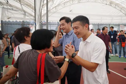 Mantan pengarah Kementerian Kewangan (MOF), Encik Shawn Loh (kanan) bertemu penduduk di acara Mega Give and Take Market di Jalan Besar pada 6 April.