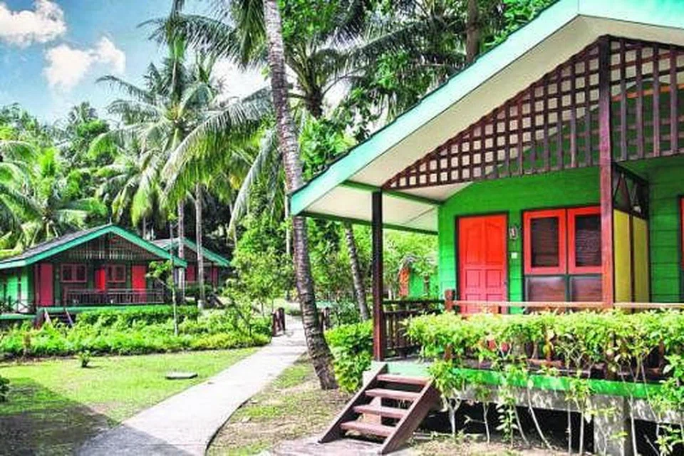 'CHALET' DI NIRWANA BEACH CLUB: Encik Abdul Wahab Abdul Rahman terlibat secara lanngsung dalam pembinaan dan operasi 'chalet' di pesisiran yang membolehkan pengunjung memancing, menyelam atau bersnorkel ini.