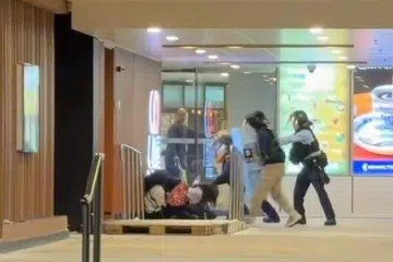 Seorang lelaki, 34 tahun, yang bersenjatakan pisau daging telah ditembak mati oleh polis Hong Kong, setelah menahan seorang wanita di sebuah pusat beli-belah di Hong Kong.