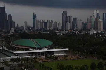 Bangunan Parlimen Indonesia berdiri megah dengan latar belakang kaki langit di Jakarta, Indonesia, 25 April 2025.