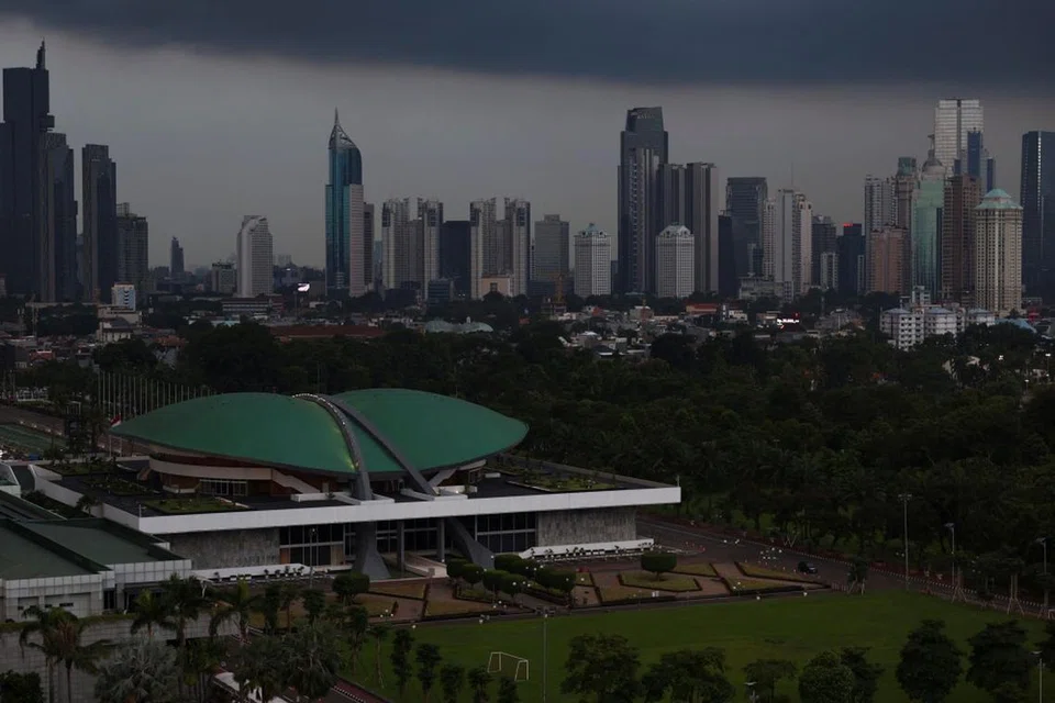 Bangunan Parlimen Indonesia berdiri megah dengan latar belakang kaki langit di Jakarta, Indonesia, 25 April 2025.