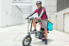 PRIHATIN: Encik Muhd Khairul Seman berharap setelah penunggang e-basikal lulus ujian teori dan dibenarkan menunggang di jalan raya, pemandu kenderaan lain lebih menerima kehadiran mereka dan bersabar terhadap mereka. - Foto ihsan MUHD KHAIRUL SEMAN