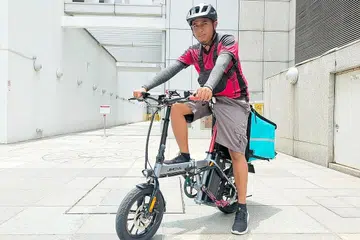 PRIHATIN: Encik Muhd Khairul Seman berharap setelah penunggang e-basikal lulus ujian teori dan dibenarkan menunggang di jalan raya, pemandu kenderaan lain lebih menerima kehadiran mereka dan bersabar terhadap mereka. - Foto ihsan MUHD KHAIRUL SEMAN
